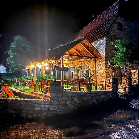 טת Guesthouse Kujtimi מראה חיצוני תמונה