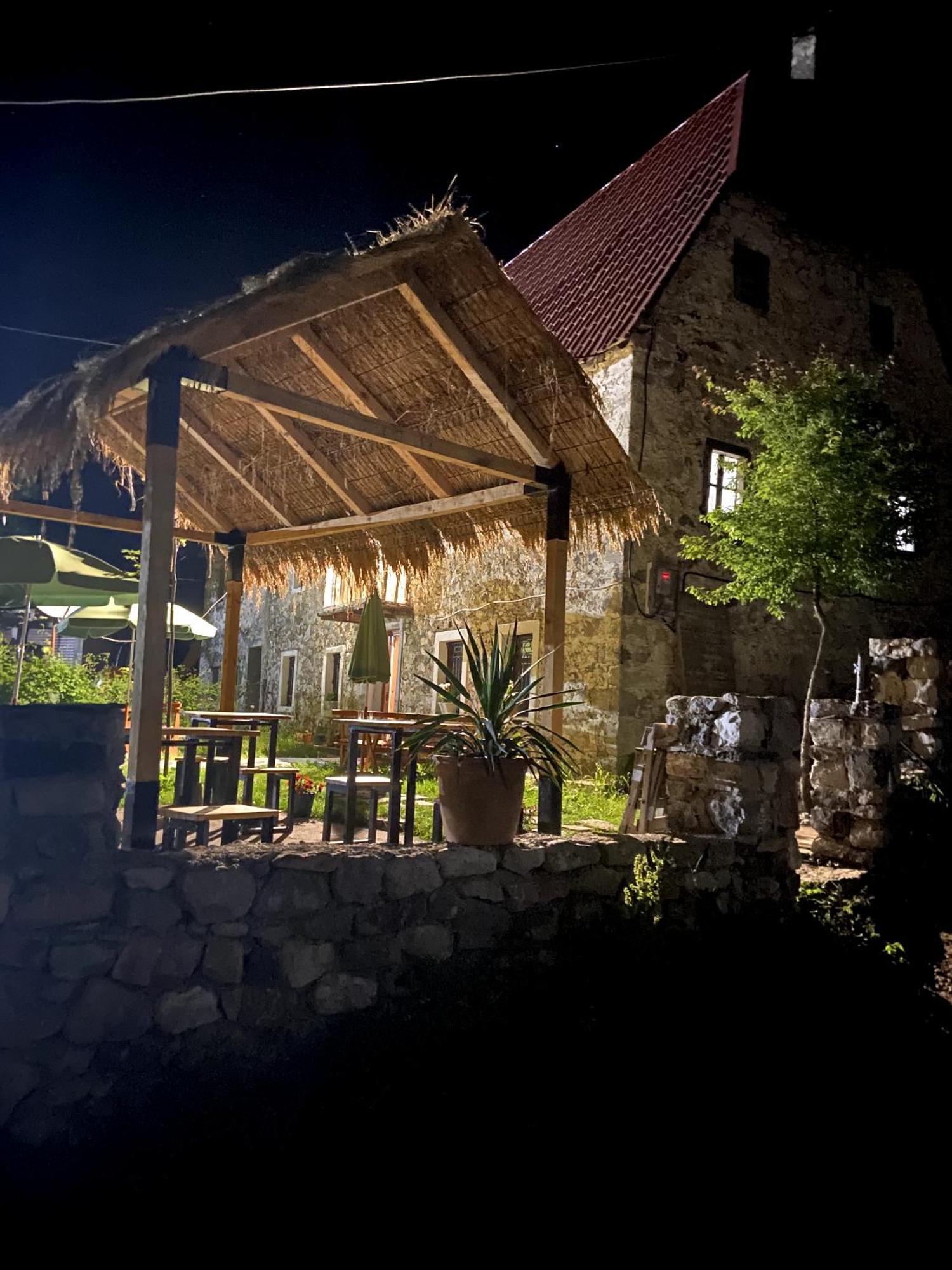 טת Guesthouse Kujtimi מראה חיצוני תמונה